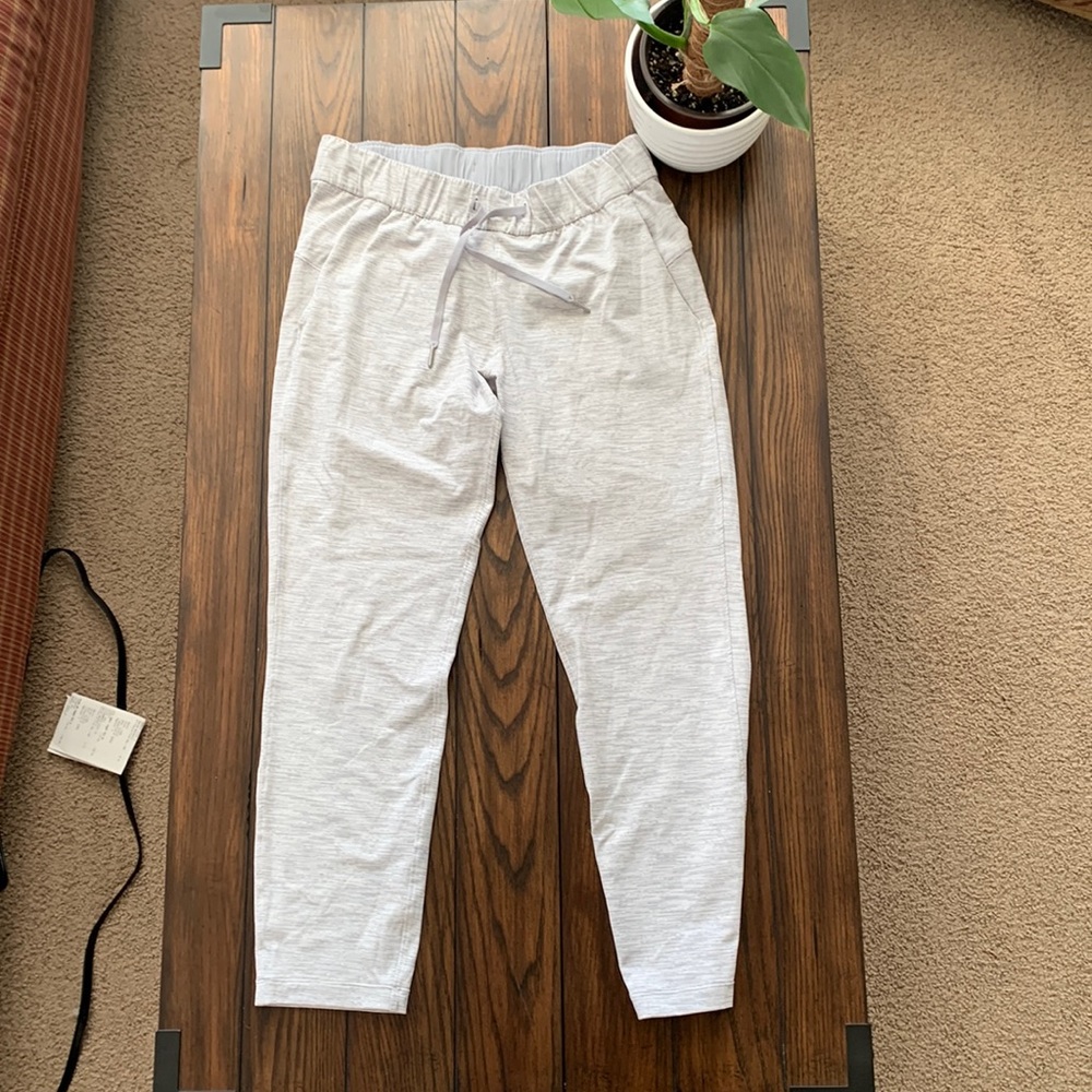 Lululemon size 8 LNWOT - on the fly pant
